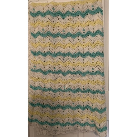 Crochet White Green Yellow Baby Blanket Soft Pastel Scallop Handmade 50" x 60" - Picture 6 of 10